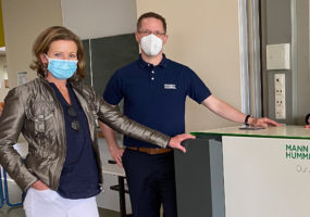 Stefanie Knecht informiert sich über das Angebot moderner Luftfilter