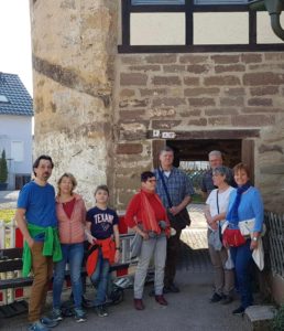 Beim Ortsrundgang in Horrheim mit Ortsvorsteherin Anita Götz (Mitte)